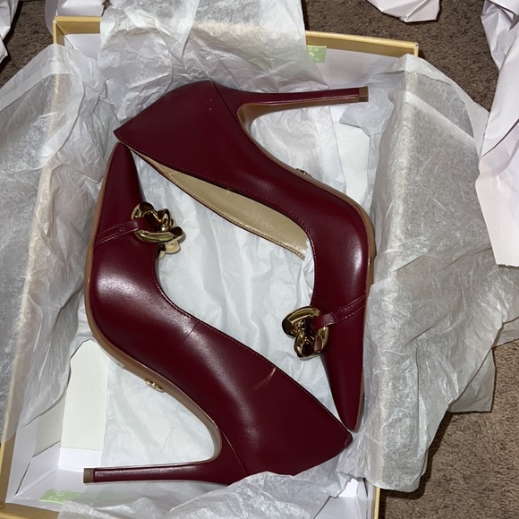 MICHAEL KORS SCARLETT PUMP 9 - Picture 5 of 5